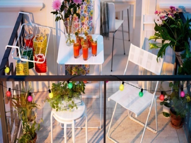Ban công mùa hè đẹp dịu dàng nhờ decor với sắc màu hoa cỏ