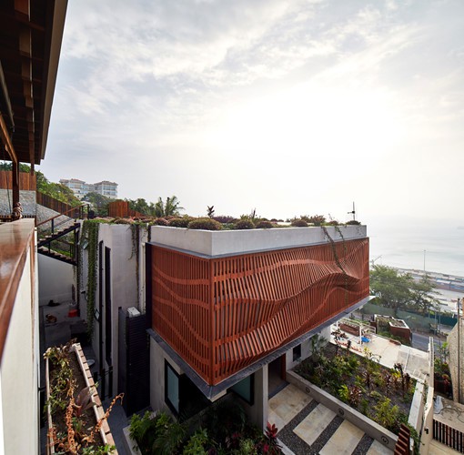 Nhà bọc gỗ lượn sóng độc đáo khiến ai cũng ngước nhìn - Ảnh 1. Nhà bọc gỗ lượn sóng độc đáo khiến ai cũng ngước nhìn - Ảnh 1.
