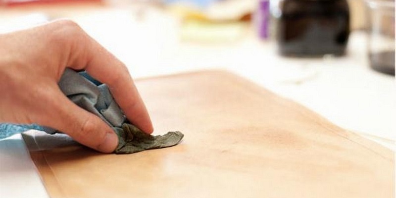 Dùng thuốc tẩy pha loãng lau chùi đồ gỗ sẽ sạch như mới