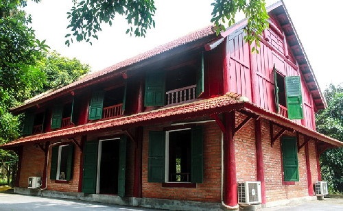 Mẫu thiết kế nhà gỗ 2 tầng hiện đại